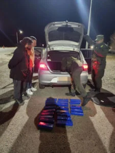 hallan_mas_de_64_kilos_de_marihuana_ocultos_en_la_porta_rueda_de_auxilio_en_las_puertas_y_en_la_bandeja_bajo_luneta_de_un_auto_3-225x300