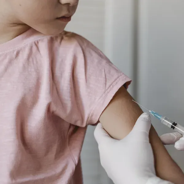 doctoradministeringvaccine-kid3322_sq