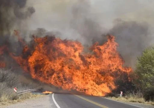 incendios-en-cordoba-pronostico-adverso-para-el-fin-de-semana-avanza-el-fuego-sobre-las-casas-en-capilla-del-monte-1726851174079_512