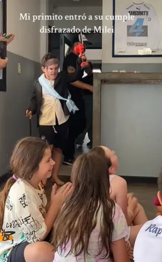 niño disfrazado de Milei