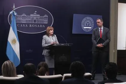 patricia-bullric-y-manuel-adorni-en-la-QGMQQ3THMBAW3AZ56FMVOJCAEQ