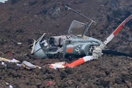 un-helicoptero-cayo-en-un-campo-de-lava-en-ZZS7FQBTZNBZVI6JAFPAD3JJZE