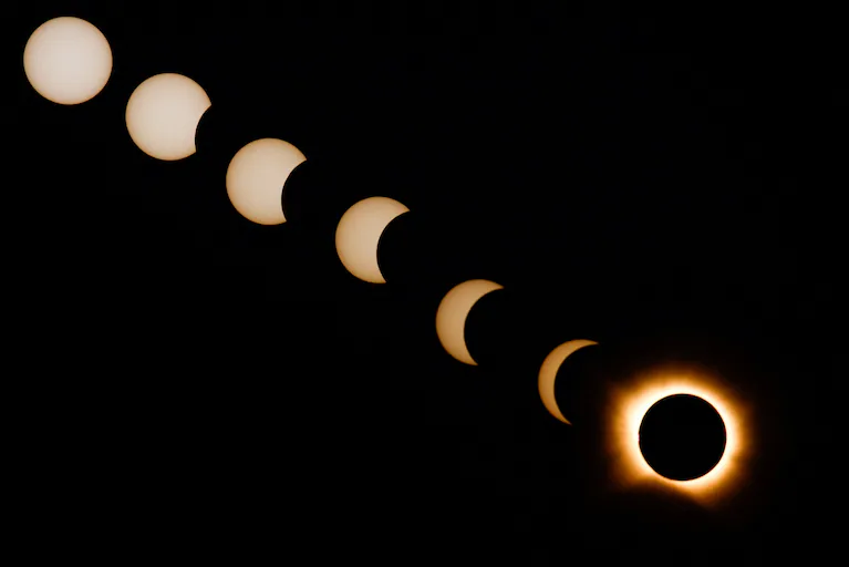 una-composicion-de-siete-fotografias-de-las-etapas-del-eclipse-solar-visto-desde-arija-espana-foto-reutersborja-suarez-OATI7BLG2AXSTIXWI7UA7VYSJQ