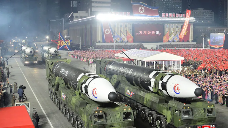 en-esta-imagen-de-archivo-distribuida-por-el-gobierno-de-corea-del-norte-se-muestra-presuntos-misiles-bali...rante-un-desfile-militar-agencia-central-de-noticias-de-coreakorea-news-service-via-ap-archivo-3KRVQZLQZRAWTGGLXS7QUAYEWY