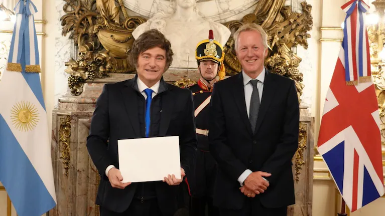 el-embajador-britanico-david-cairns-presento-sus-cartas-credenciales-ante-javier-milei-semanas-atras-foto-presidencia-de-la-nacion-Y4A5PK53FRCFRJCFMQINMGX4AE
