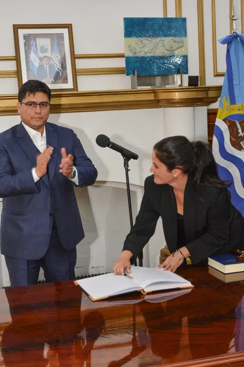 20251114_ASUNCIN_DE_MINISTRA_DE_GOBIERNO_Y_PRESIDENTE_DE_LA_CAJA_DE_PREVISION_13