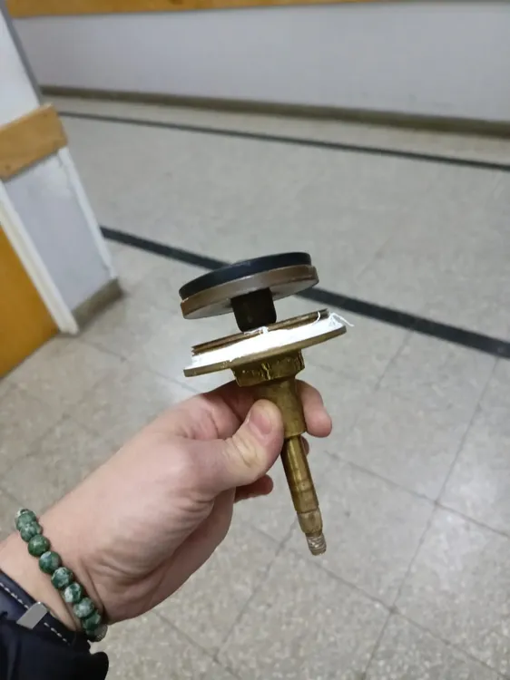 El_gobierno_denunciar_el_robo_de_bronce_de_las_uniones_y_canillas_del_hospital_de_Ro_Gallegos_6