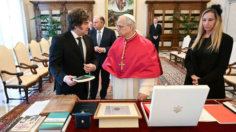 milei-junto-al-papa-leon-xiv-durante-la-audiencia-privada-en-el-vaticano-foto-afpvatican-mediamario-tomassetti-WWPY7JJWUVG2XOPYXENLXJ2XPE