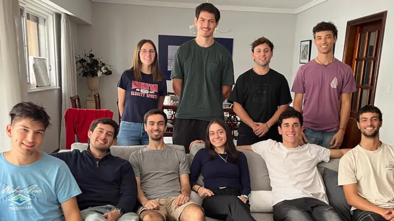 diez-estudiantes-argentinos-competiran-en-eeuu-con-un-satelite-del-tamano-de-una-lata-construido-por-ellos-BGAVFZGBONFIBKMFUBTAQFXU3Q