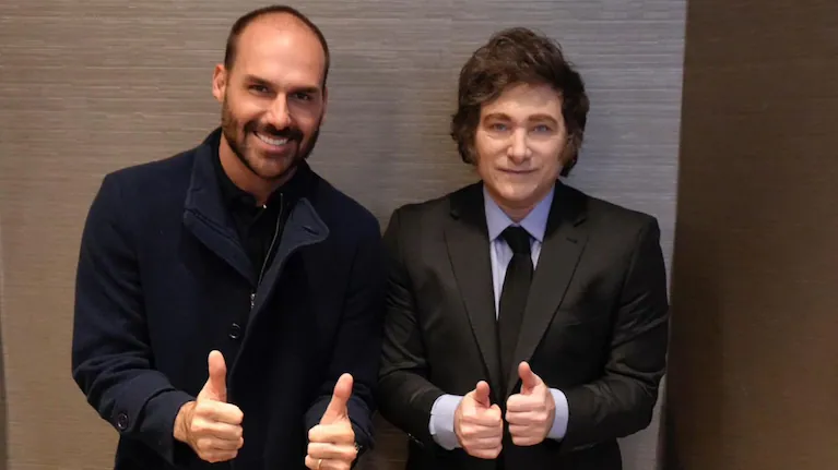 javier-milei-aterrizara-en-estados-unidos-donde-se-reunira-con-empresarios-y-compartira-una-gala-con-eduardo-bolsonaro-a-dos-semanas-del-balotaje-en-brasil-foto-presidenciaarchivo-PPXOZUZOIZFCXBHO55HDLAH6GE