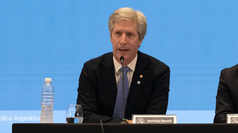 el-presidente-del-banco-central-santiago-bausili-en-la-presentacion-del-informe-de-politica-monetaria-foto-bcra-I753LVFHSRHIBA6AR64VJRRUYM