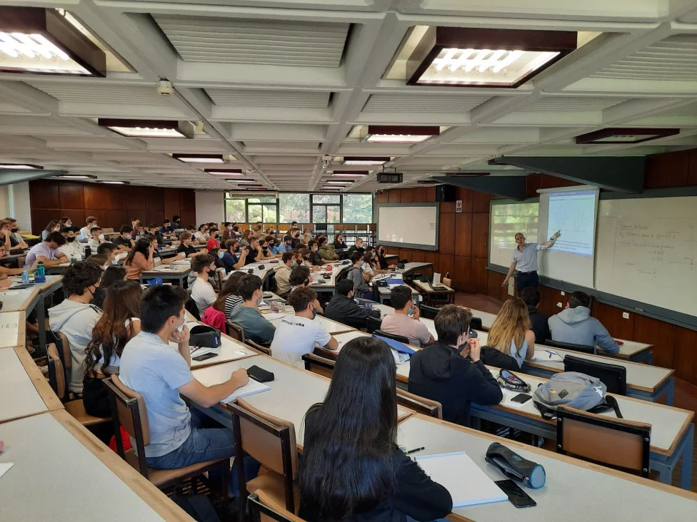 docente-universitario_732_1296