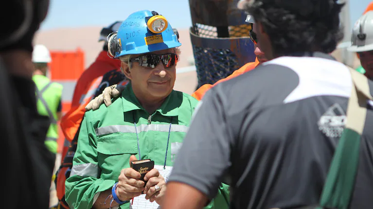 omar-reygadas-minero-numero-17-en-salir-de-la-mina-foto-afp-IRG76VRH3FA6NF7OCDFPNAQM6E