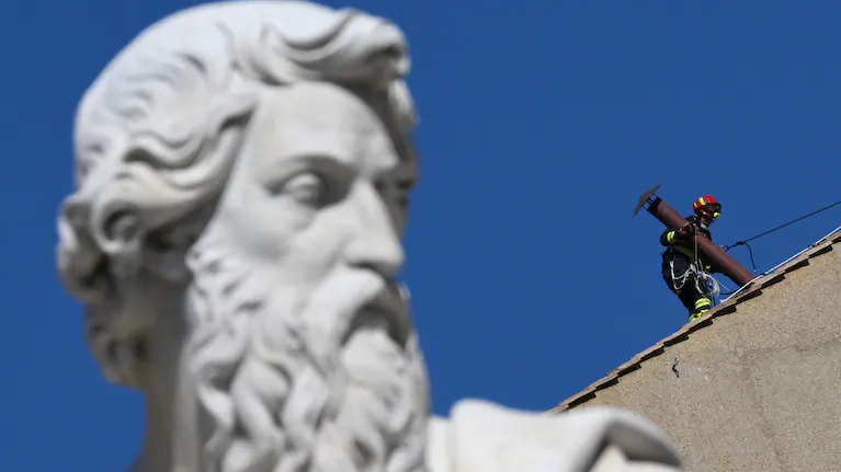 una-chimenea-se-instala-en-el-tejado-de-la-capilla-sixtina-en-la-ciudad-del-vaticano-foto-efeettore-ferrari-X4HWV46DJJFJPLT7KPWF2VF2LI