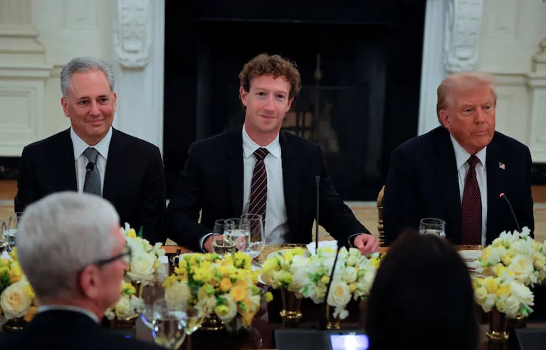 zuckerberg-tuvo-un-momento-incomodo-durante-su-encuentro-con-trump-en-la-casa-blanca-foto-reutersbrian-snyder-XENOXKPM2PBA7W4PTNF5XURM5I