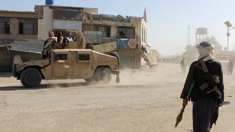 combatientes-talibanes-afganos-patrullan-cerca-de-la-frontera-entre-afganistan-y-pakistan-foto-imagen-de-referenciareutersstringer-Q7BOSHQMD5BVFOEYHIBIXJMJCU