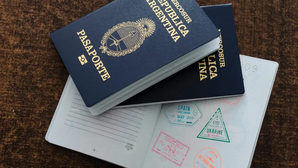 desde-el-2-de-septiembre-de-2025-la-entrevista-presencial-sera-obligatoria-para-casi-todos-los-solicitantes-de-visas-a-eeuu-incluyendo-renovaciones-foto-adobe-stock-XPKY4FAV6RC47ABABEJ7AJWJ4Q