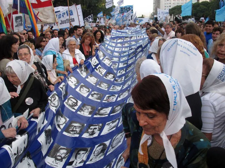 se-espera-un-discurso-parte-las-abuelas-y-madres-plaza-mayo-foto-noticias-argentinas