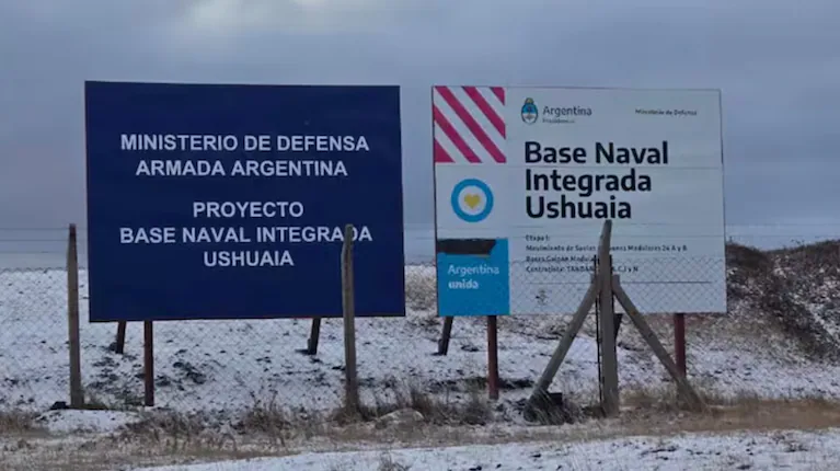 los-carteles-al-comienzo-de-la-construccion-de-la-base-naval-integrada-de-ushuaia-durante-la-gestion-de-alberto-fernandez-x-jorgetaiana-BN6WCWX7VJDWREPJ5JF5YTH3ZE