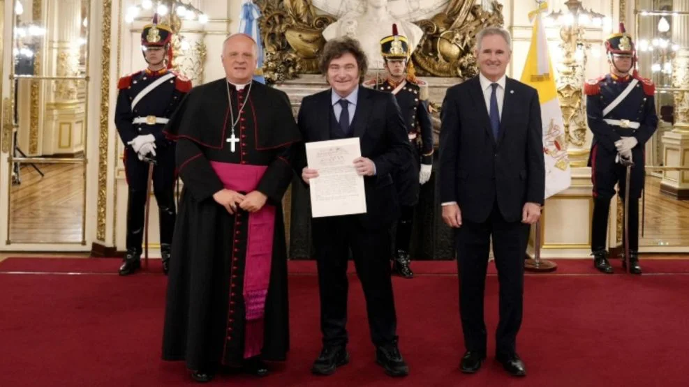 milei-recibio-al-nuevo-embajador-del-vaticano-2295459
