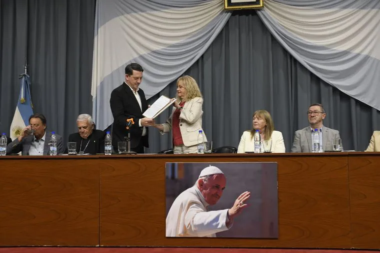 2025_rectorado_doctor-honoris-causa-in-memoria-papa-francisco-270portada-2