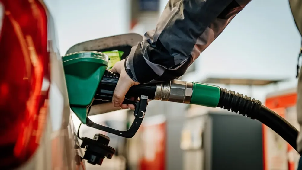 el-gobierno-posterga-la-suba-del-impuesto-a-los-combustibles-para-que-no-impacte-en-el-precio-de-la-nafta-en-mayo-foto-adobe-stock-YRVUHXLYIBDVHO4MMZODSX7XMA