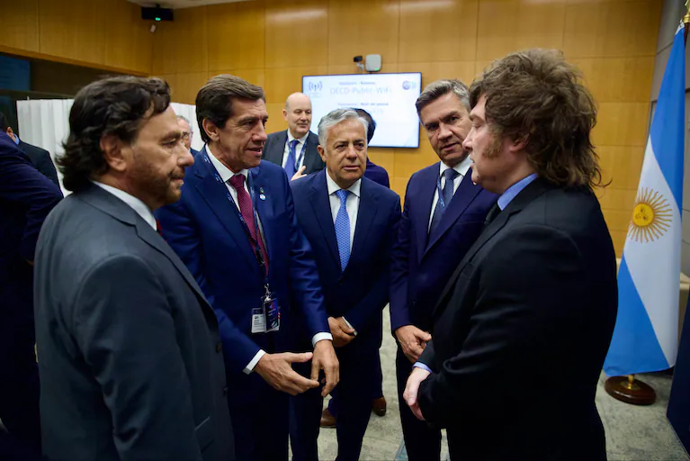 javier-milei-con-los-gobernadores-gustavo-saenz-salta-carlos-sadir-jujuy-alfredo-cornejo-mendoza-y-carlos-sadir-jujuy-foto-xalfredocornejo-NMQAYOTCFNCPPFFPNRXH7BS25U