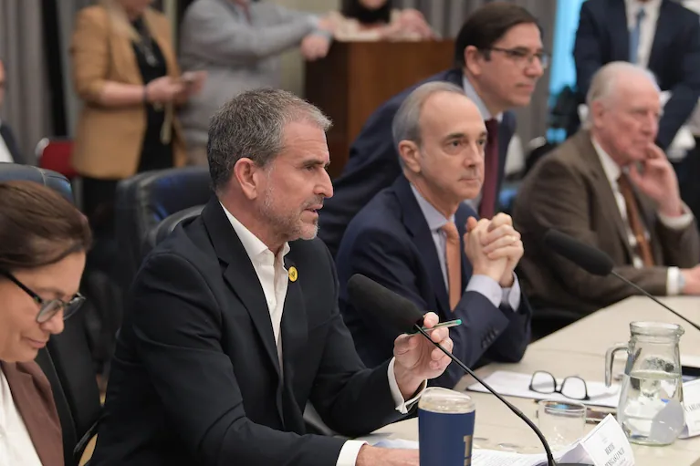 plenario-comision-de-presupuesto-diputado-nacional-bertie-benegas-lynch-lla-y-secretario-de-educacion-carlos-torrendell-foto-camara-de-diputados-IJ6GZXLBGZHNPK5TCNGJTWJKF4