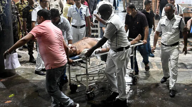 alrededor-de-17-personas-murieron-y-25-resultaron-heridas-en-medio-de-una-estampida-desatada-en-un-festival-religioso-hindu-foto-stringer-afp-HJXW2UJ3KBC2PLI563DIRGAF2I