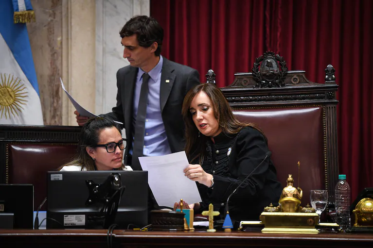 la-vicepresidenta-de-la-nacion-victoria-villarruel-junto-a-la-prosecretaria-parlamentaria-dolores-martinez-fotos-charly-diaz-azcue-comunicacion-senado-LWA7XTMK3FFWRDY33JMMULL6YQ