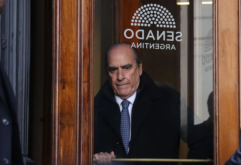 el-jefe-de-gabinete-guillermo-francos-sale-del-RBWB324AA5E7BLAYYP5375XMAM