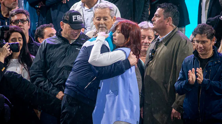 la-ex-vicepresidenta-cristina-kirchner-junto-a-su-hijo-maximo-kirchner-en-un-acto-en-la-plaza-de-mayo-en-2023-foto-na-damian-dopacio-R3GQSCHOONBO5I7R3MWWDRLY6Q