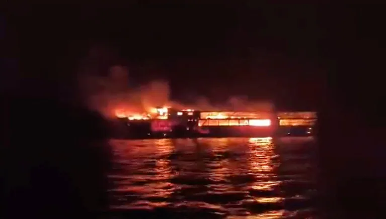 el-fuego-se-habria-originado-en-en-la-bodega-del-mv-june-aster-foto-reutersguarda-costera-de-filipinas-KLSWA4CZZVJIPO4REIKHRMW3MU