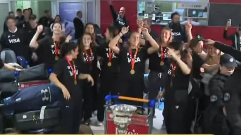 las-leonas-volvieron-al-pais-tras-consagrarse-campeonas-del-mundo-foto-tn-PGAKTUJT4ZFIXKMZRB4BAGHROI