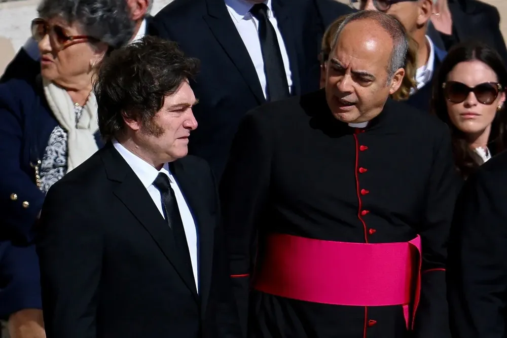 milei-enviara-una-carta-al-vaticano-para-felicitar-a-leon-xiv-y-viajara-con-una-comitiva-reducida-a-roma-foto-reuterskai-pfaffenbach-UUI6JGRVRZBKZO2OAPXFEKLBWY.jfif