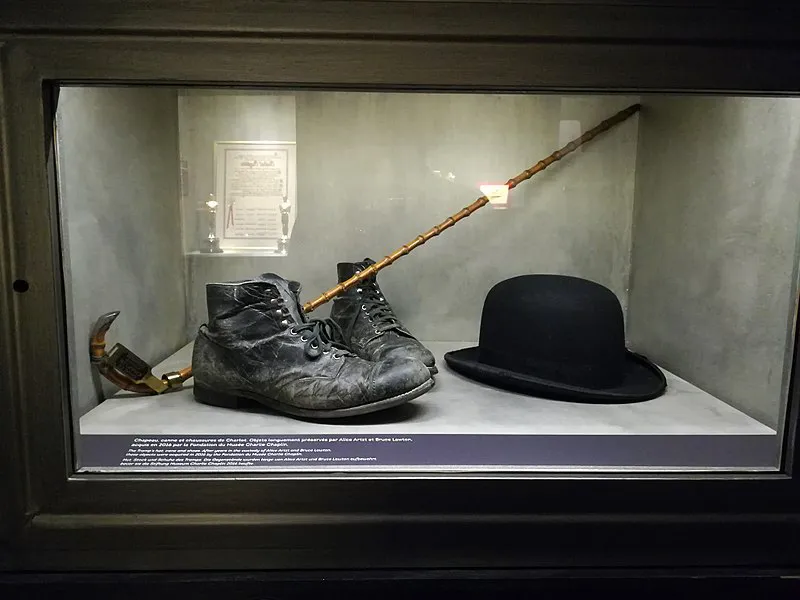 800px-hat_cane_and_shoes