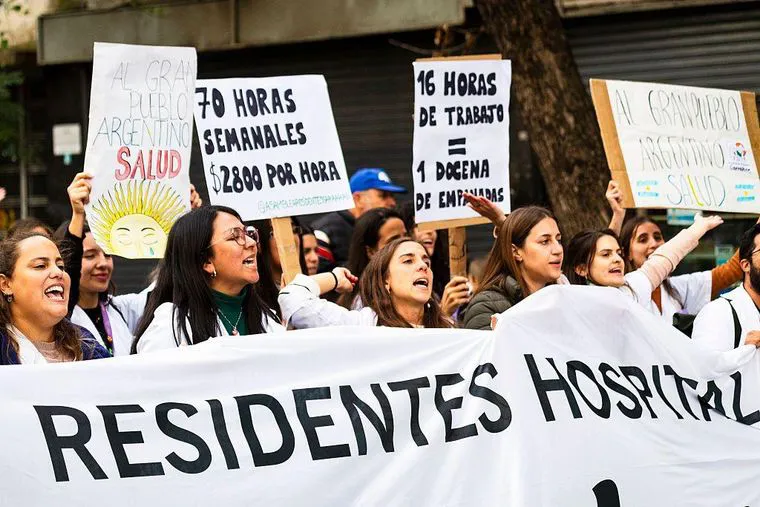 reclamo-trabajadores-la-salud-frente-al-congreso