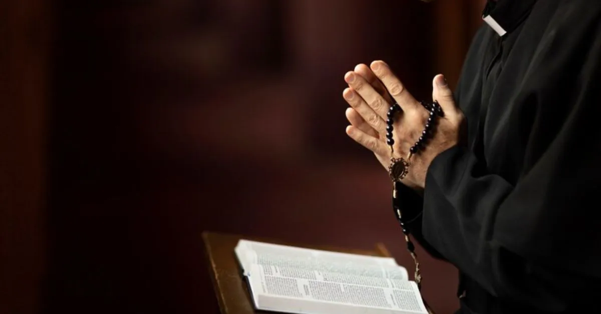 estrending-edoardo-santini-el-hombre-mas-guapo-de-Italia-decidio-convertirse-en-sacerdote-2023-1
