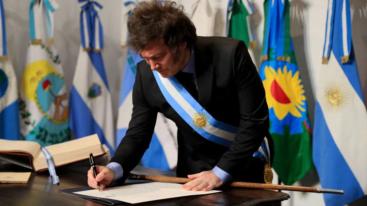 javier-milei-firmo-el-pacto-mayo-la-casa-tucuman-foto-presidenciajpg