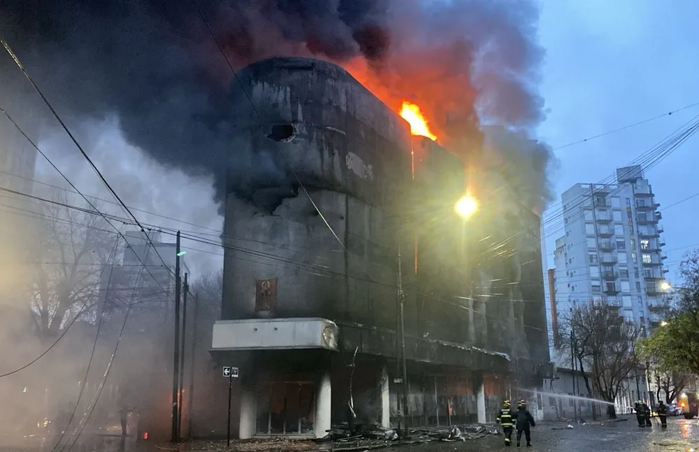 incendio-y-derrumbe-un-edificio-la-plata