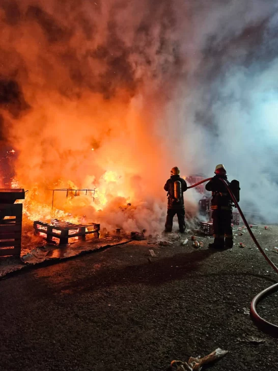 incendio-deposito-calle-asturias-gaseosas-y-pallets-1-546x728