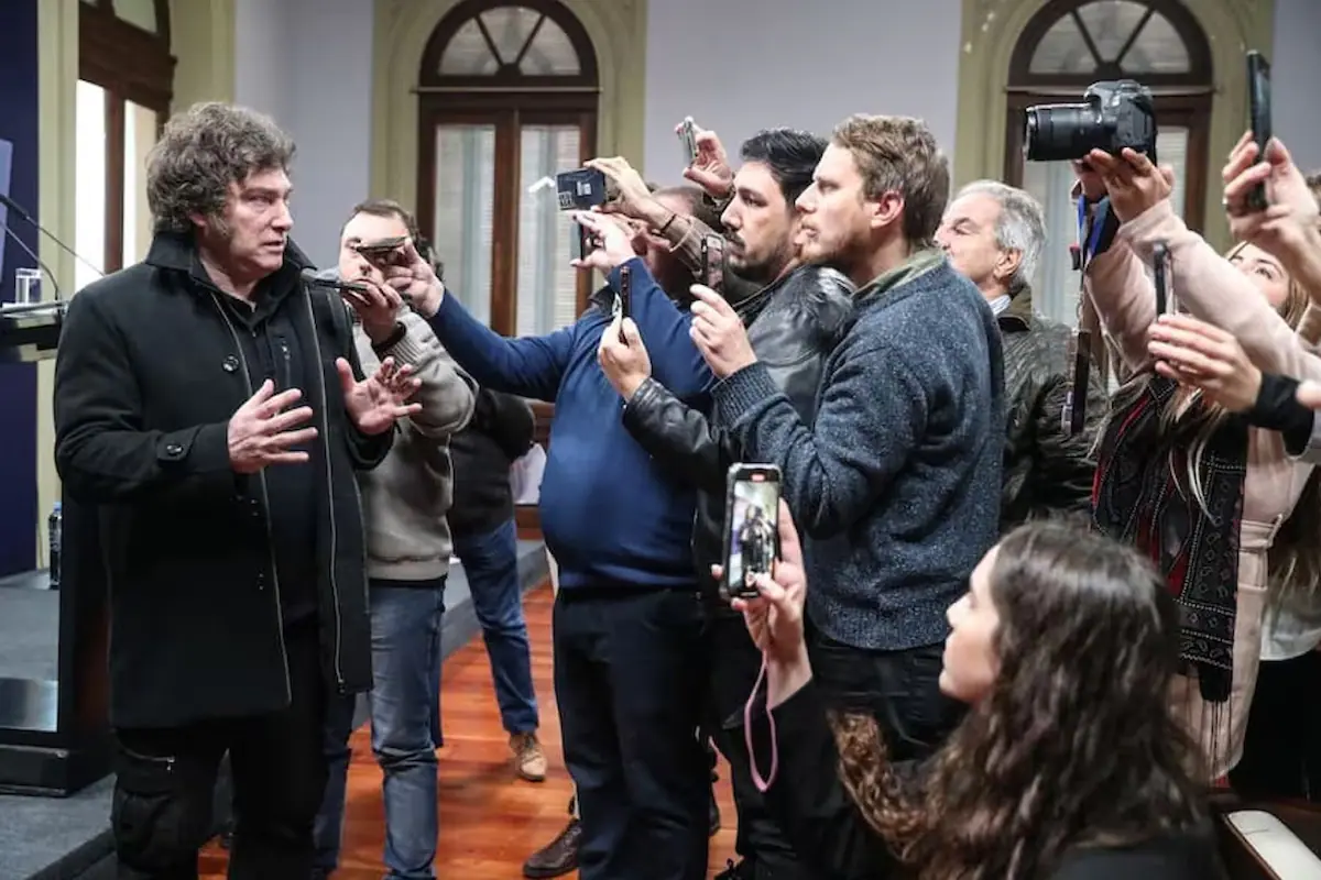 javier-milei-habla-con-periodistas-acreditados-en-64XZ6WM6EBHDLJADNVPMQVPWRY