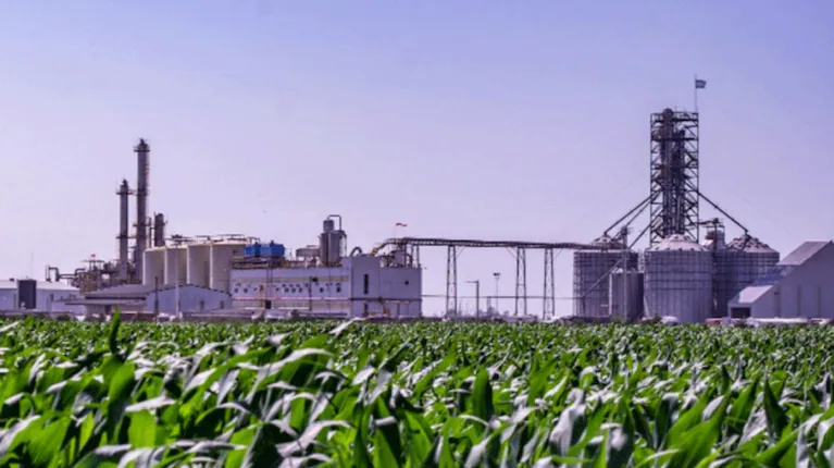 industrializacion-del-campo-una-planta-de-bioetanol-procesa-maiz-en-el-interior-productivo-llaryora-impuls...tencie-el-valor-agregado-en-origen-y-la-generacion-de-empleo-regional-foto-gobierno-de-cordoba-T262TJCCJZEKNNYE4CCJDBXTLQ (2)