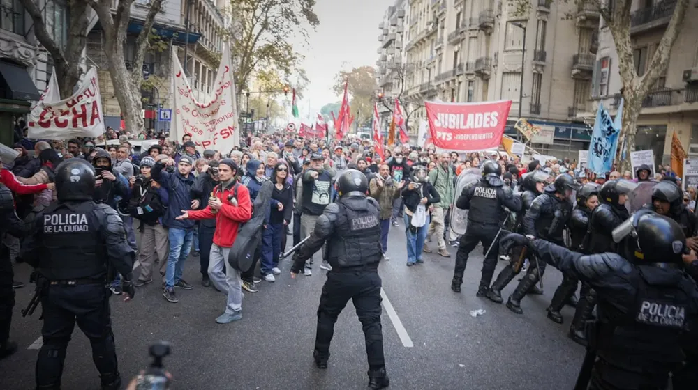 marcha-por-cfk-el-gobierno-vallara-edificios-y-bullich-seguira-el-operativo-desde-el-ministerio-de-seguridad-foto-nicolas-gonzalez-tn-24EPKY4FZJCOBMXX2C4OAL5R5Q