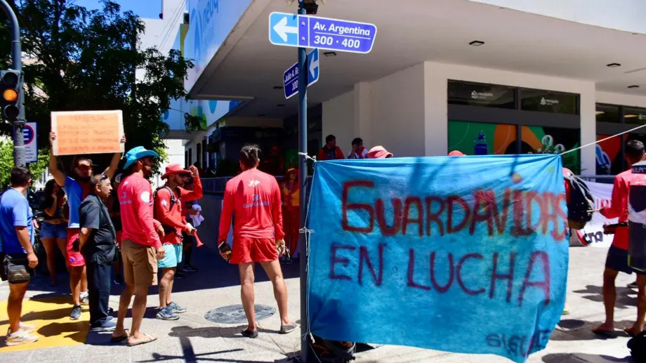 Neuquen-guardavidas-sigue-protesta-en-la-municipalidad-Mati-Subat-2