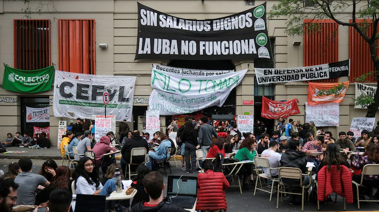 una-clase-publica-en-la-uba-en-protesta-contra-el-veto-presidencial-a-la-ley-de-financiamiento-universitario-foto-reuters-S7OOM3MXRVFWLLNOEXWXZUDLXA