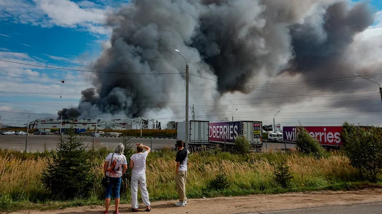 personas-observan-como-se-eleva-humo-sobre-una-instalacion-de-wildberries-tras-un-presunto-ataque-con-dron...ranianos-en-el-parque-industrial-koledino-cerca-de-podolsk-en-la-region-de-moscu-rusia-foto-efe-3V7Z4YWWJVAFXCKXT2FGTABKFM