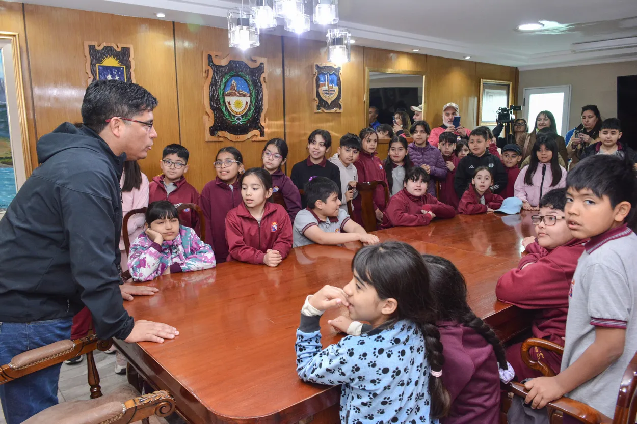 20251114_VIDAL_RECIBE_ESC._RIO_TURBIO_8