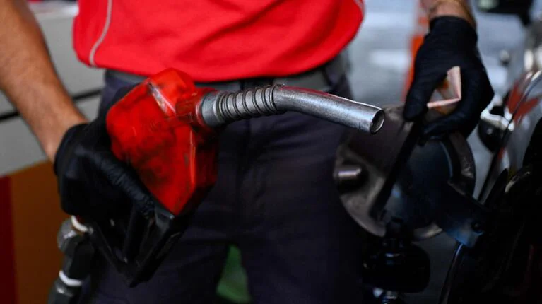 el-gobierno-volvio-a-postergar-el-aumento-de-los-impuestos-que-se-trasladan-a-los-precios-de-la-nafta-y-el-gasoil-foto-afp-luis-robayo-U7DQFKQPDBA7FID5RZE427Q2IU