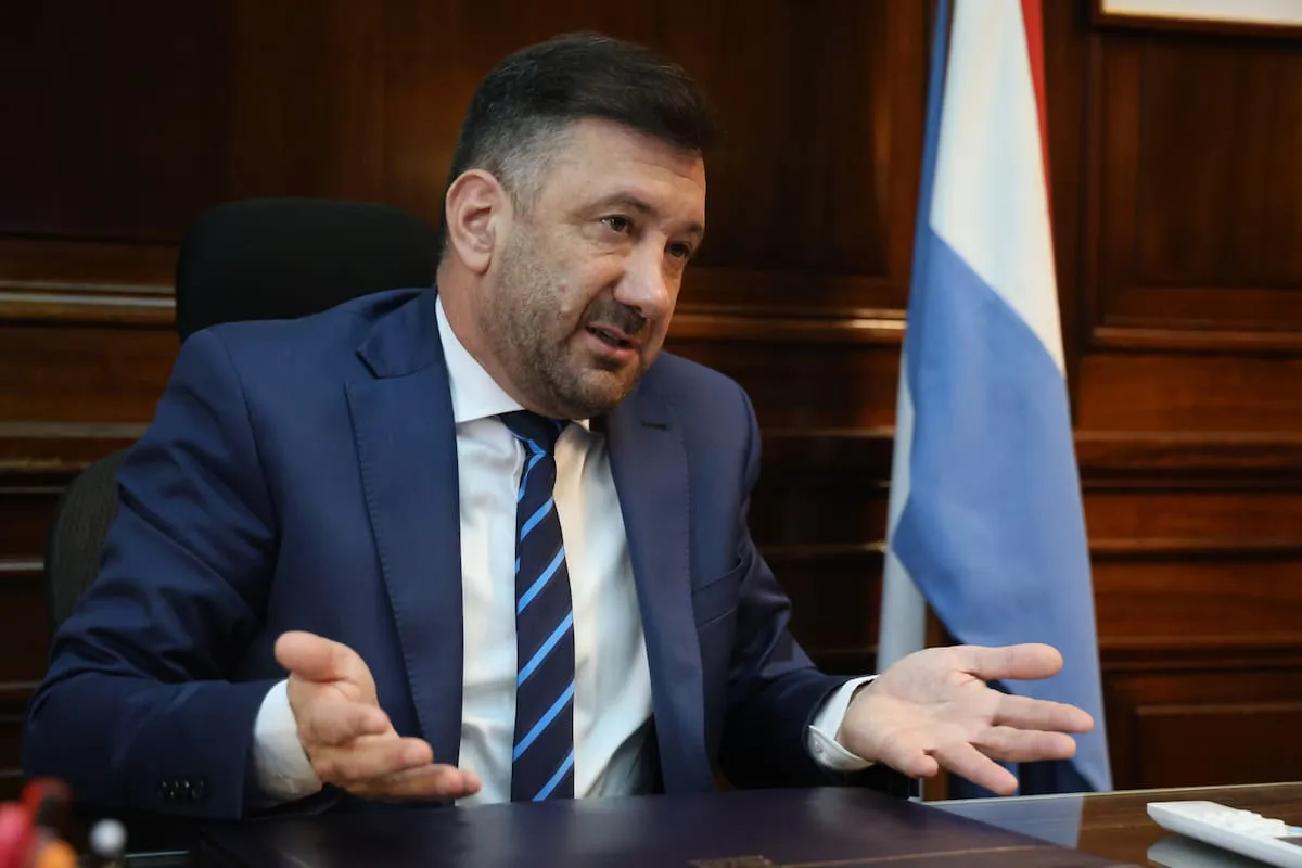 el-senador-edgardo-kueider-se-pidio-licencia-tras-JVHZDHJAGZEX3OKCIRY6A73NMI